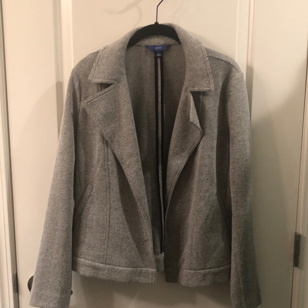 Apt. 9 open front blazer. Herringbone-like pattern